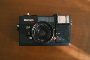 【安価・簡単】初心者おすすめのフィルムカメラ【KONICA C35 ef】